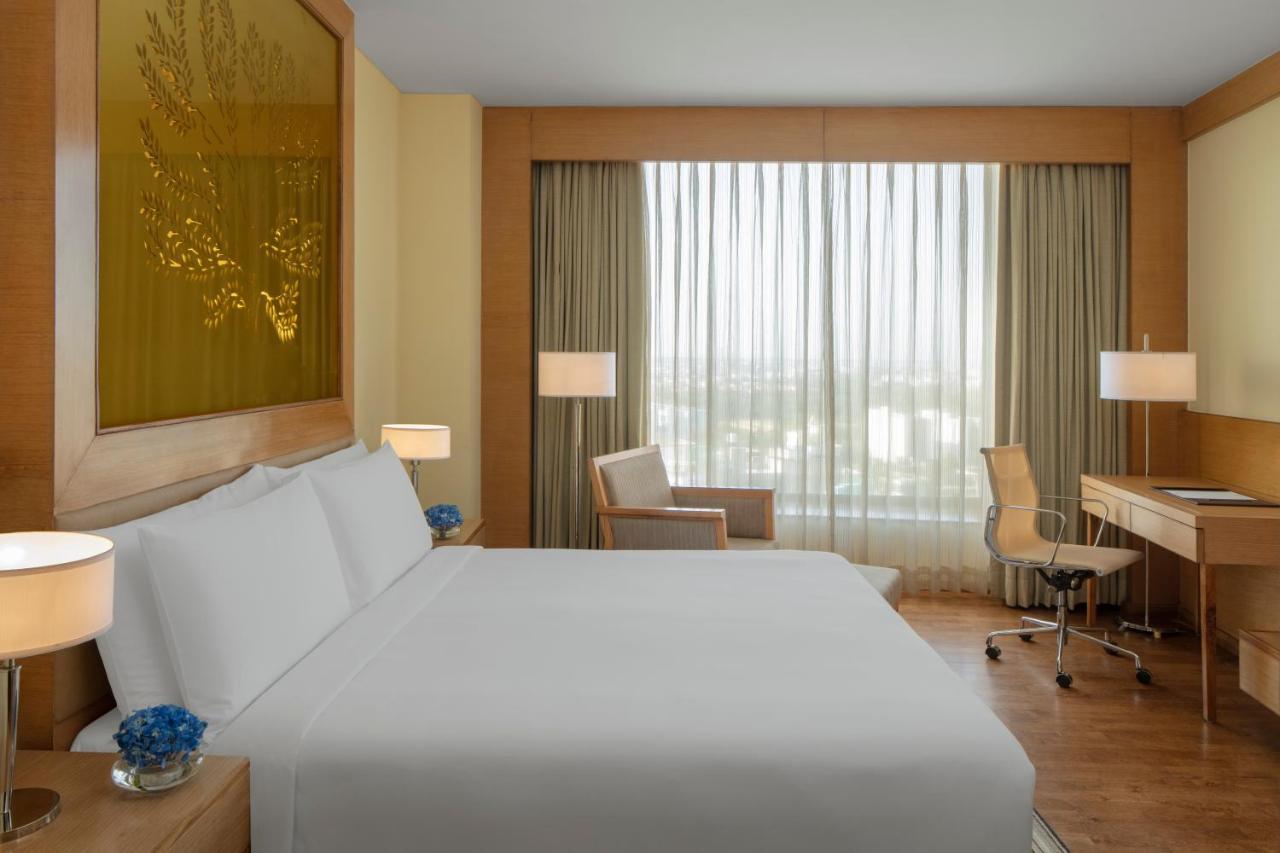 Radisson Blu Hotel New Delhi Dwarka Eksteriør bilde A room at the hotel