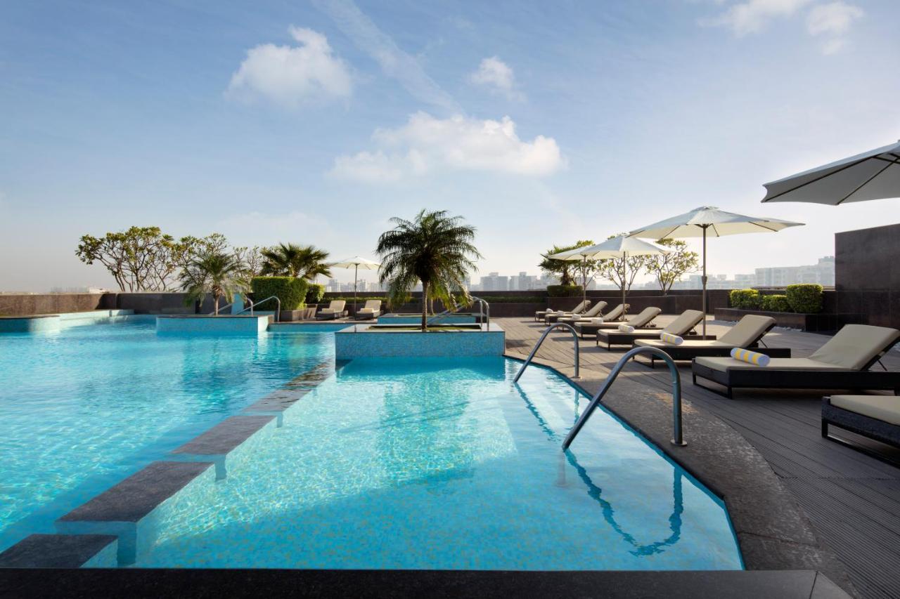 Radisson Blu Hotel New Delhi Dwarka Eksteriør bilde The swimming pool at the hotel