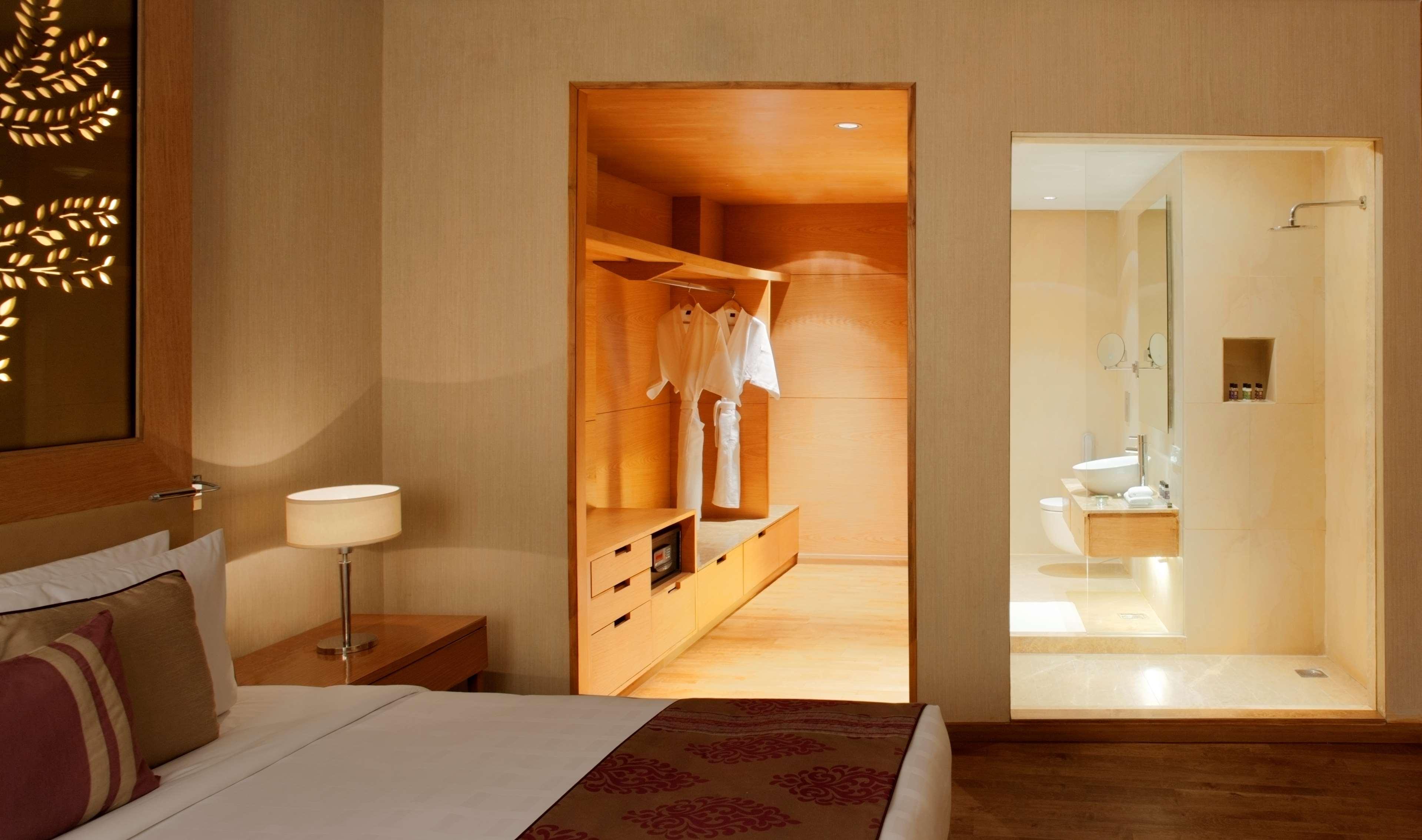 Radisson Blu Hotel New Delhi Dwarka Rom bilde A room at the hotel