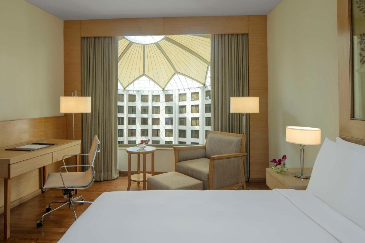 Radisson Blu Hotel New Delhi Dwarka Eksteriør bilde A room at the hotel