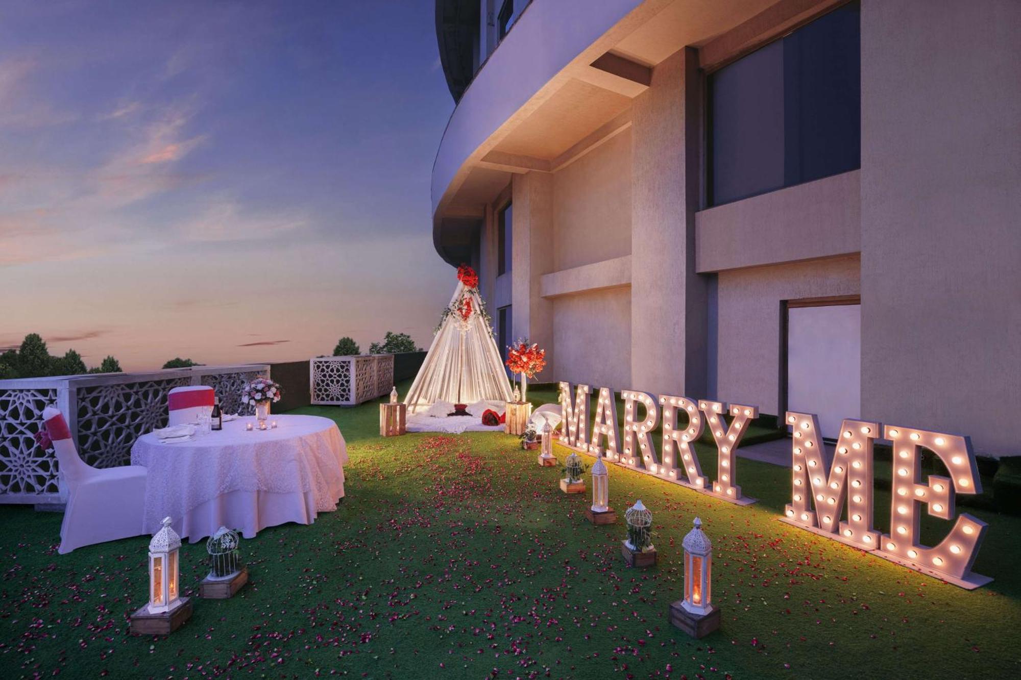 Radisson Blu Hotel New Delhi Dwarka Eksteriør bilde The Sky Garden