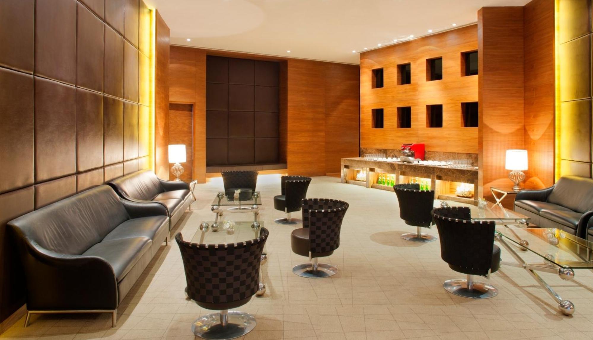 Radisson Blu Hotel New Delhi Dwarka Eksteriør bilde The lounge at the airport